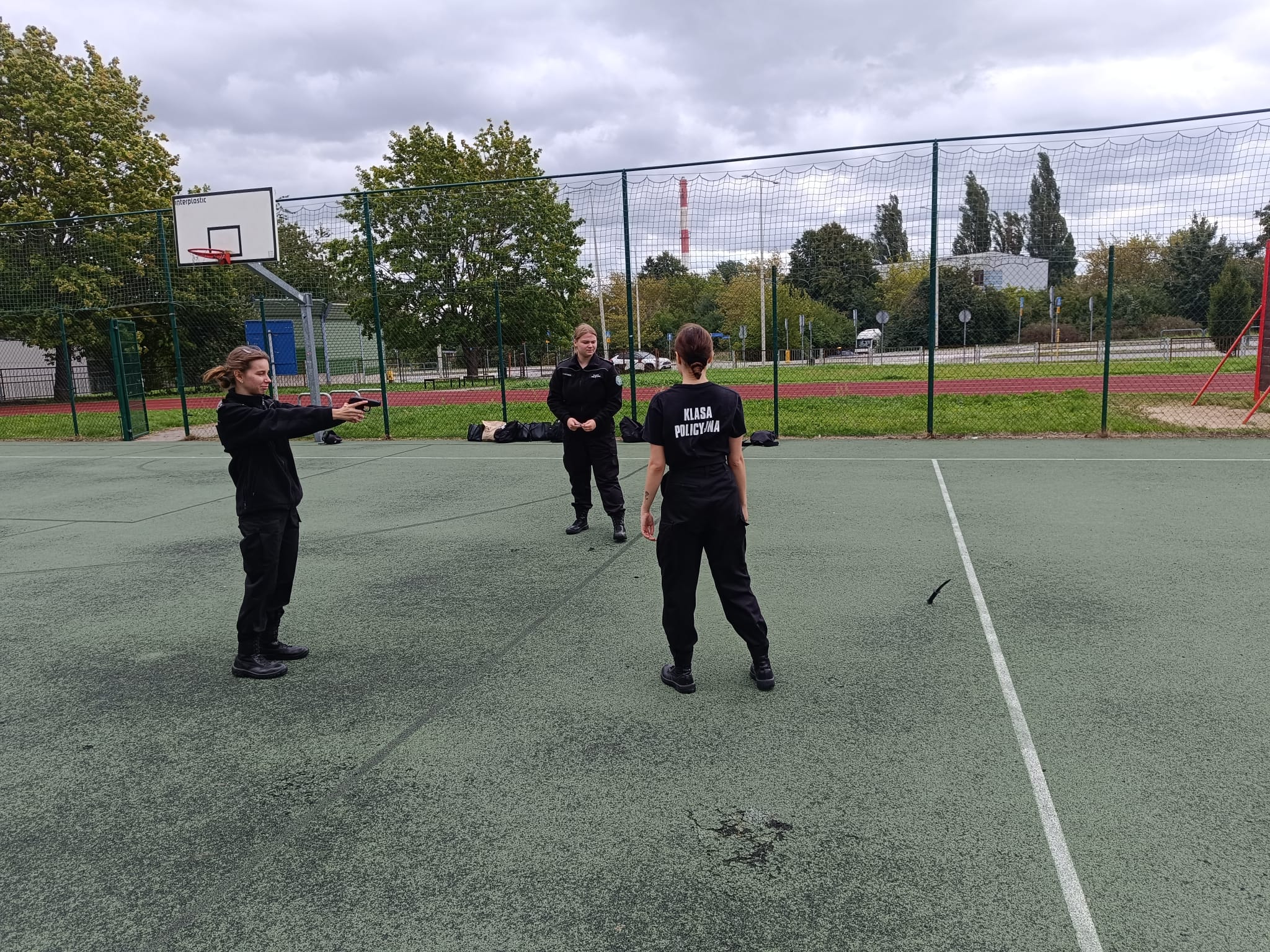 Tak się zakłada kajdanki