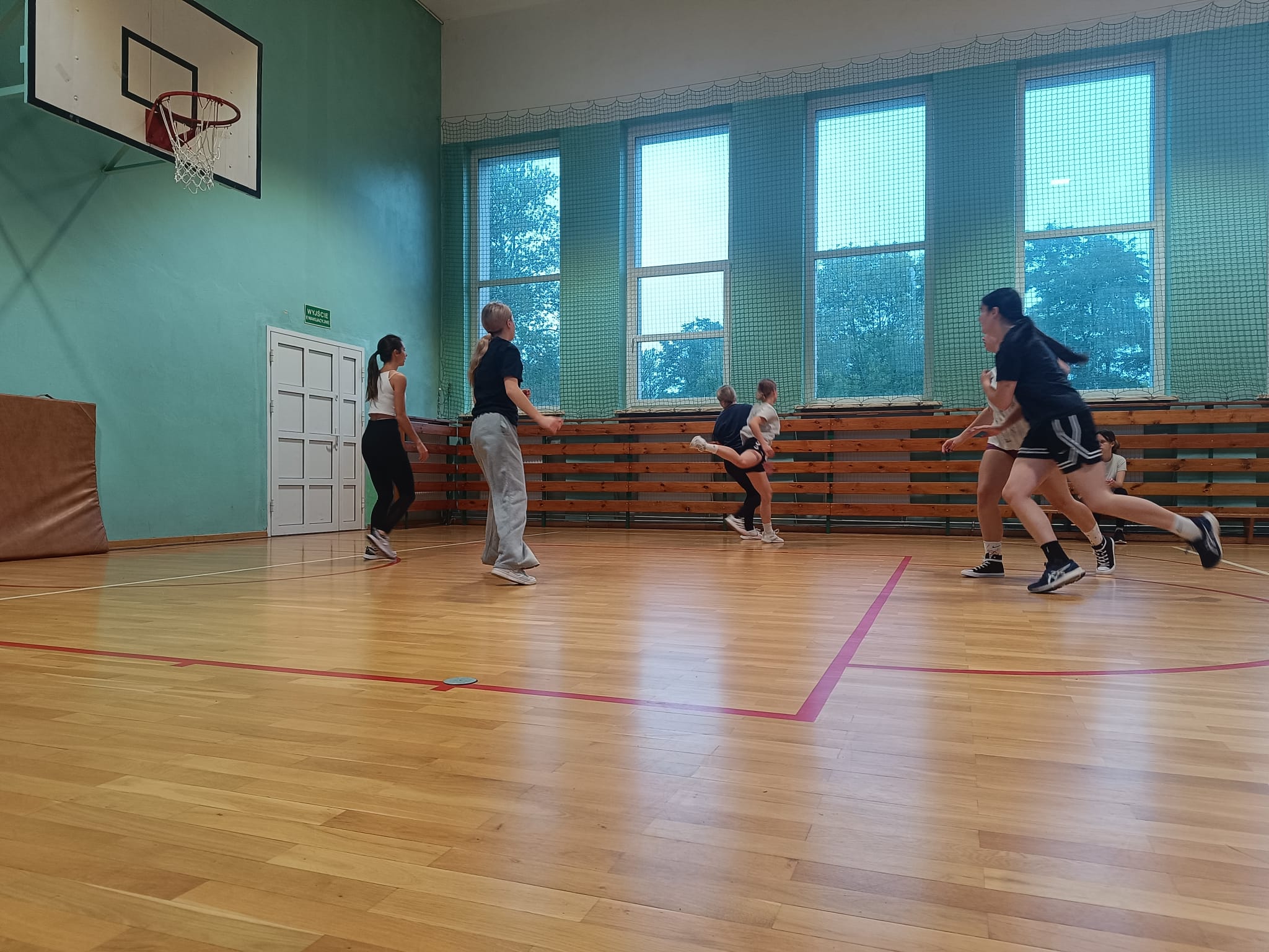 Dziewczęta pod koszem