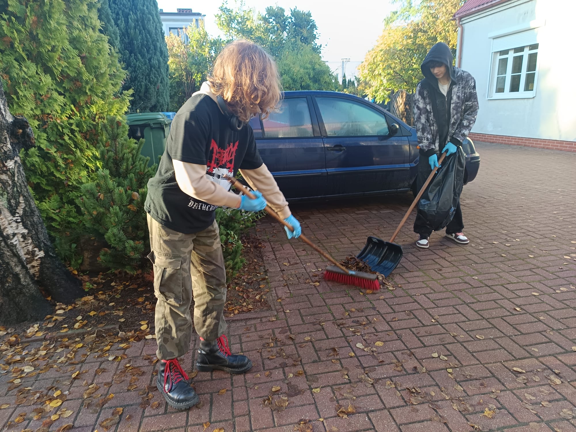 Posprzątali tereny przy szkołach