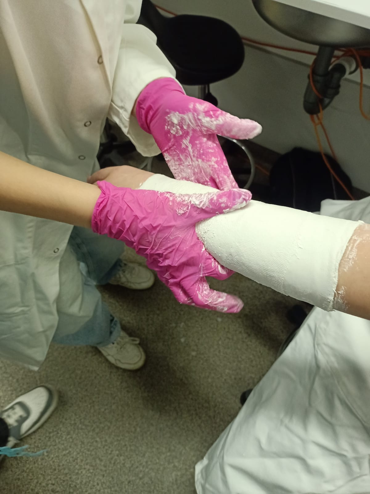 Uczą się gipsować